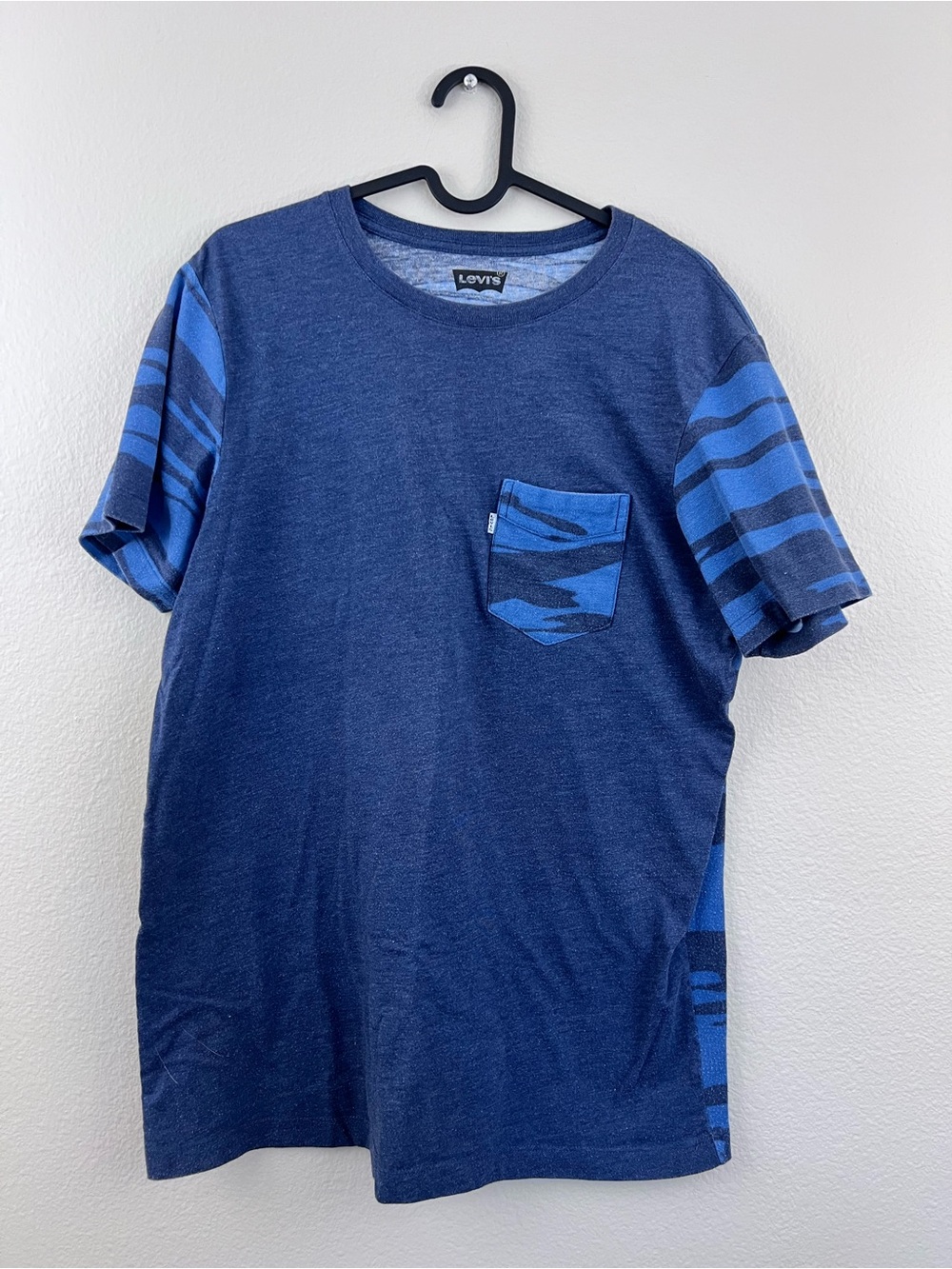 Levis Men Blue Crew Neck Short Sleeve Pocket Tee Size M. Blue Camo Print On Back